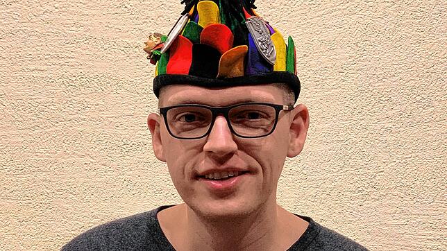 Der Hohenfelser Timo Gabele ist Anwärter für die Stockacher Hänsele. Bis er aber sein Blätzlehäs bekommt, darf er nur das Schiffle tragen.