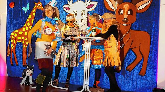 Wie man mit Müll tolle Mode macht, zeigt bei der Frauenfasnacht der katholische Frauenkreis Waldshut.