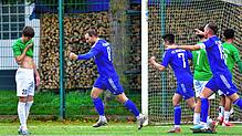 Der FC Neustadt (blau) feiert senen 3:1-Sieg gegen DJK Donaueschingen.
