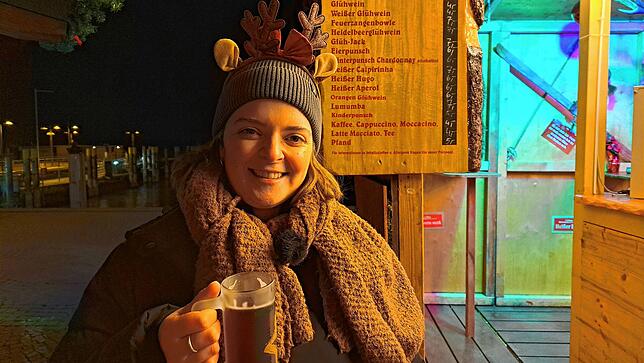 Ein Glühwein zum Start für Reporterin Nathalie Metzel.