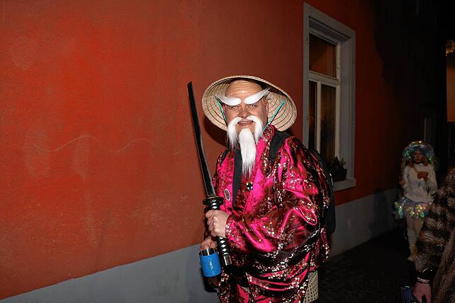 Bild 29: Konstanzer Straßenfasnacht 2025: Am Fasnachtssamstag werden Besenwirtschaften gestürmt