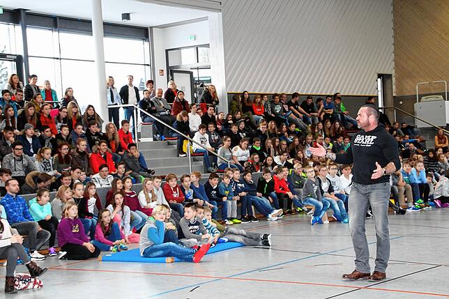 Mit eindringlichen Worten und Gesten zieht Anti-Mobbing-Trainer die Blumberger Realschülerinnen und Realschüler in seinen Bann.
