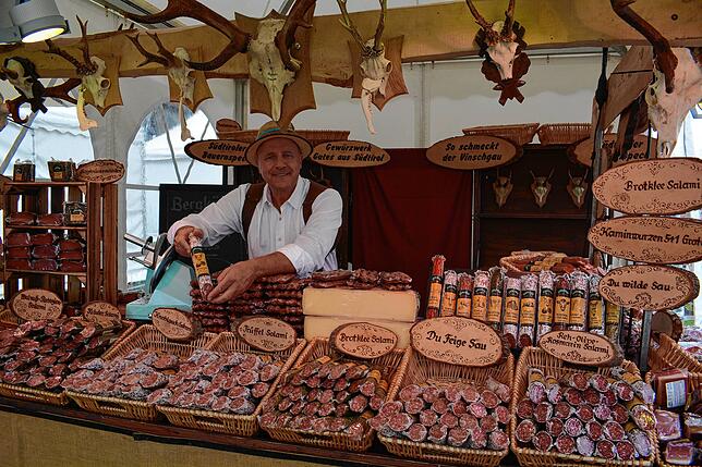 Der Bayer Georg Fürmeier bietet Südtiroler Spezialitäten feil, darunter die Salami „Feige Sau“.