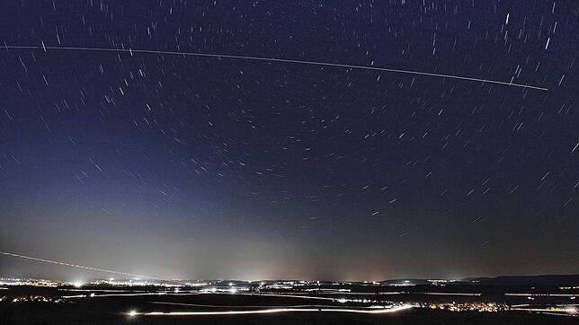 Die ISS hinterlässt eine helle Strichspur am Himmel über der Baar. Vom Fürstenberg aus lässt sich der nur wenige Minuten dauernde ...