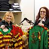 Die Radolfzeller Hanselemodder Sandra Hain (links) und Hansele-Schriftführerin Regula Brandt holen ihr Häs aus dem Schrank und machen es ...
