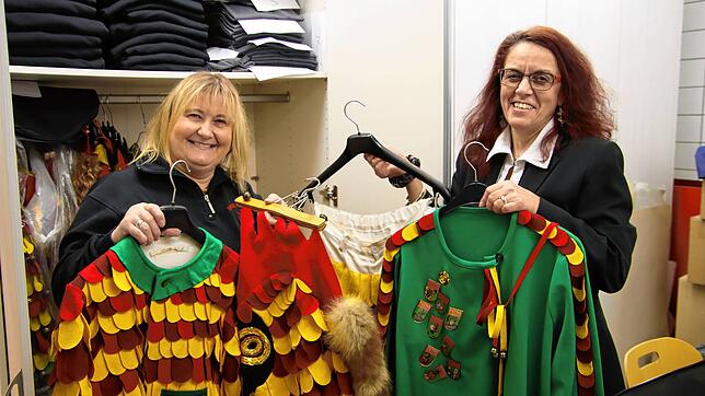 Die Radolfzeller Hanselemodder Sandra Hain (links) und Hansele-Schriftführerin Regula Brandt holen ihr Häs aus dem Schrank und machen es ...