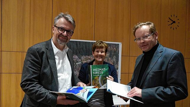 Waldshut-Tiengens Oberbürgermeister, Martin Gruner (von links), Christa Bader vom Vorstand der Volksbank Hochrhein (Sponsor) und Thomas ...