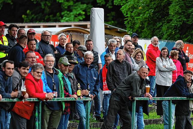 Bild 27: FC Pfaffenweiler feiert nach 2:1-Erfolg Relegationsplatz. Wir waren mit der Kamera dabei.