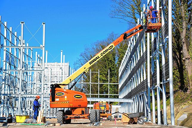 Die Elemente der Baukonstruktion werden &bdquo;just in time&ldquo; geliefert.