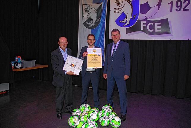 Geschenke im Gepäck (von links): der Präsident des Südbadischen Fußballverbandes Thomas Schmidt, FC-Vorsitzender Patrick Netzhammer und ...