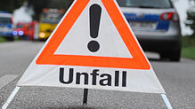 (Symbolbild) Bei einem Unfall nahe Singen werden vier Personen verletzt, zudem entsteht 18.000 Euro Schaden und beide Autos werden ...