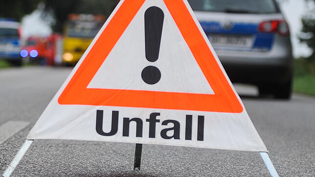 (Symbolbild) Bei einem Unfall nahe Singen werden vier Personen verletzt, zudem entsteht 18.000 Euro Schaden und beide Autos werden ...