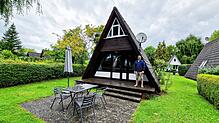 Jochen Kirchhoff verwaltet den Ferienwohnpark Immenstaad. Er steht vor einem Tinyhaus der Anlage.