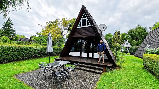 Jochen Kirchhoff verwaltet den Ferienwohnpark Immenstaad. Er steht vor einem Tinyhaus der Anlage.