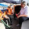 Interview im Segelboot: Michael Reutlinger (rechts) wird von Kindern des Linzgau Kinder- und Jugendheims Deisendorf gefilmt und befragt. ...