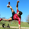 Die Tricks im Fußball-Freestyle von Patrick B#äurer beinhalten auch Akrobatik, dafür braucht Patrick volle Körperbeherrschung. Bild: ...