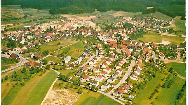 Die Postkarte mit Blick aus Richtung Rohnhauser Hof aus dem Jahr 1973 zeigt deutlich die damaligen Baulücken in Dettingen. Auf dem ...