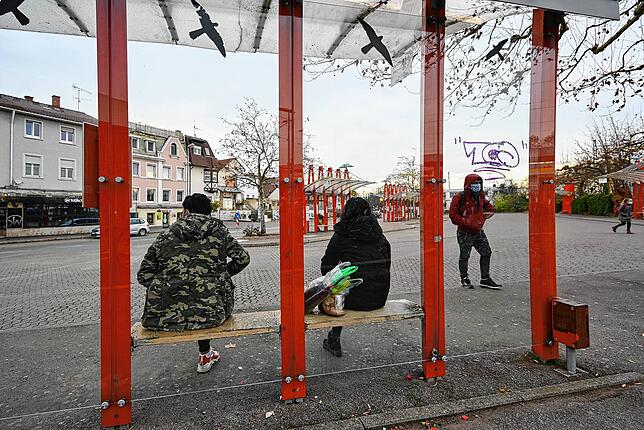 Trotz Abend und Frischluft gilt an allen Bushaltestelle im Stadtgebiet immer Mundschutz-Pflicht.