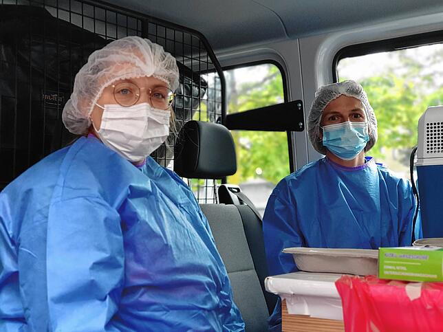 Daniela Kaiser, Sanitäterin beim DRK, und Krankenschwester Jutta Haas im Impfmobil.