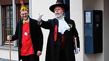 Bürgermeister Johannes Henne (links) wird vom Narrenbürgermeister Hubert Jehle entmachtet.