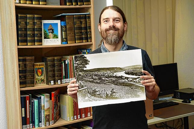 Stadtarchivar Ingo Donnhauser zeigt stolz das Originalfoto der Weinreben über Waldshut von 1890.