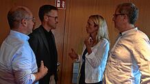 Schulleiterin Susanne Schwer steht bei der Vorstellung den des neuen Projekts an der Fürstabt-Gerbert-Schule Unternehmern Rede und ...