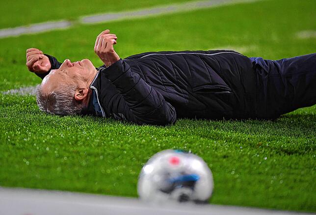 Christian Streich, niedergestreckt von David Abraham.