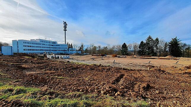 Blick auf die neue Baustelle auf der Steig. Vor dem ehemaligen Seemann-Gebäude ist das Ergebnis größerer Erdbewegungen zu erkennen.