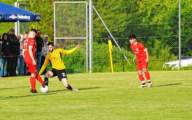Rafael Kliche (links) verpasst das Zuspiel auf Teamkollege Kaan Zileli und wird von Tobias Steri (gelbes Dress) am geplanten Zuspiel ...