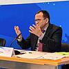 Landrat Sven Hinterseh (links) und Wilfried Borho vom Kommunal- und Rechnungsprüfungsamt erläutern die Schritte der Prüfung der Wahllisten.