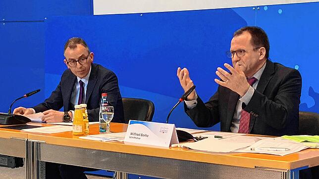 Landrat Sven Hinterseh (links) und Wilfried Borho vom Kommunal- und Rechnungsprüfungsamt erläutern die Schritte der Prüfung der Wahllisten.
