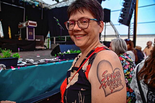 Hier geht die Liebe zur Band unter die Haut. Petra Rehm-Hug aus Freiburg ließ sich den Bandnamen sogar tätowieren.