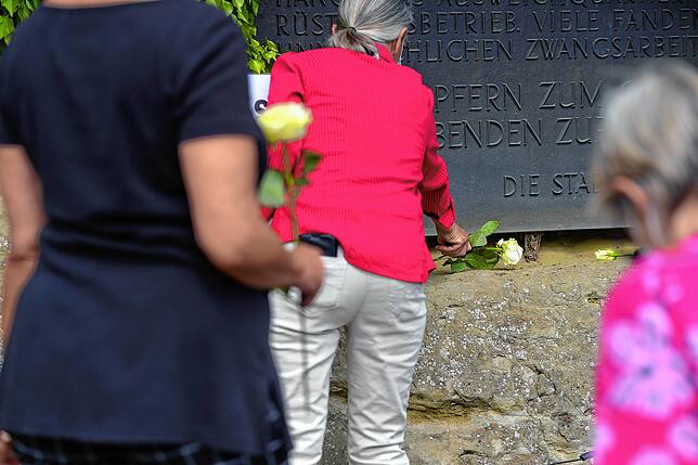 Anlässlich des Tags der Befreiung legten die „Omas gegen Rechts“ deutschlandweit an Gedenkorten der Verbrechen des ...