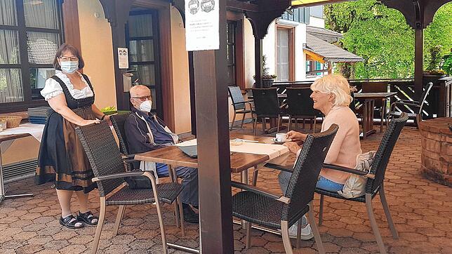 Sabine Hille vom Gasthaus Scheffellinde in Achdorf möchte keine Gäste vom Restaurantbesuch ausschließen, auch wenn der Großteil ihrer ...