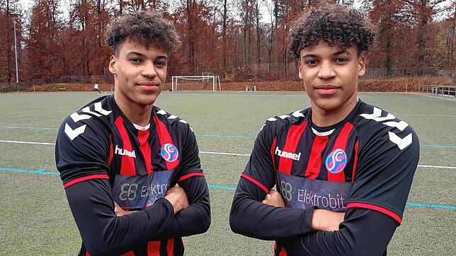 Aaron Frech (links) und sein Zwillingsbruder Tristan spielen für die Reserve des SC Konstanz-Wollmatingen.