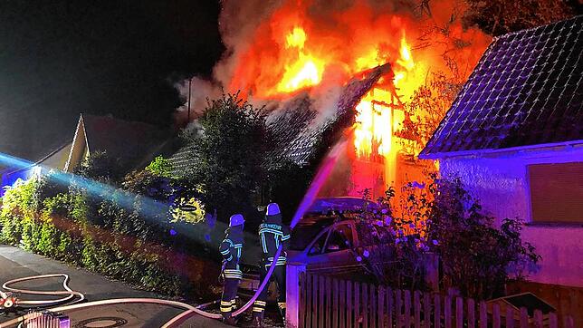 Im August ereignet sich ein Wohnungsbrand in der Oberen Gallusstraße. Die Feuerwehr ist zeitweise mit 56 Einsatzkräften vor Ort.
