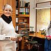 Stabswechsel bei der Schreinerei Riedinger in Weiterdingen. Mit Jahresbeginn hat Schwiegertochter Nina Riedinger (vorne links) den ...