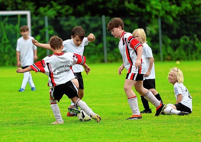 Bild 12: Beim großen Fußballturnier der Radolfzeller Grundschüler zeigen die Nachwuchskicker ihr Talent