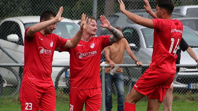 Überragender Aufsteiger: Der FC Pfaffenweiler (Raphael Gür, Felix Ohlhauser und Nico Anders glänzt in der Landesliga.