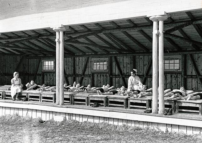 Kinder beim Luftbaden in der DRK-Kinderheilstätte „Haus Hohenbaden“ in Bad Dürrheim. Das Bild entstand 1941. Die Kurbedingungen blieben ...