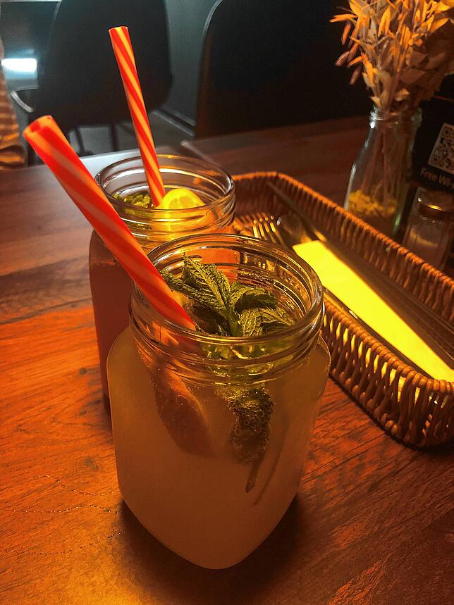 Zu trinken gibt es zwei Limonade: hinten mit Grapefruit, vorn mit Maracuja.