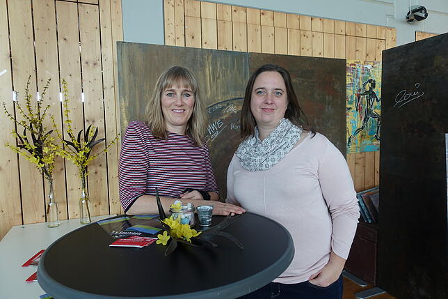 Renate Hold (links), Mehrgenerationenhaus Markdorf, und Nicole Aich, Kinderstiftung Bodensee, bedauern das Ende des Spinning-Events und ...
