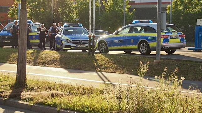 Reichlich Präsenz zeigt die Singener Polizei am Wochenende am Obi-Kreisel auf dem Gelände der Aral-Großtankstelle. Dort hatten am 3. ...