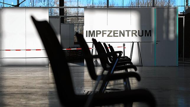 Stühle stehen in einer Messehalle, die ab Mitte Dezember als Impfzentrum dienen soll.