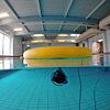 Über Wasser eine Poolnudel, unter Wasser ein Lautsprecher. So können ganz andere Klänge gehört werden, wenn man untertaucht.