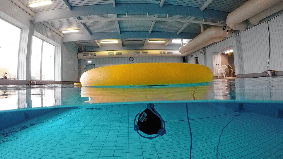 Über Wasser eine Poolnudel, unter Wasser ein Lautsprecher. So können ganz andere Klänge gehört werden, wenn man untertaucht.