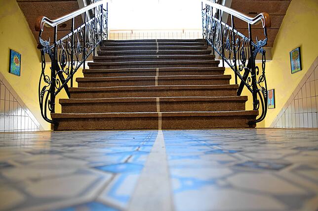 Schüler, die ihren Unterrichtsraum im linken Flügel des Gebäudes haben, sollen die linke Seite der Treppe nutzen, die anderen die ...