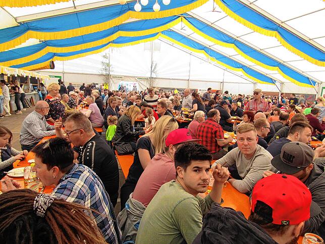 Gögginger Bierfest zur Mittagszeit.