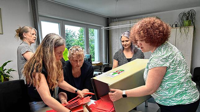 Im Herrischrieder Rathaus werden die Briefwahlscheine der Gemeinderatswahl ausgezählt. Im Bild von links: Tanja Rehm, Susanne Jehle, ...