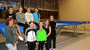 Alexandra Müller (links) freut sich mit ihrer Gruppe über das neue Trampolin. Es konnte dank eines Zuschusses aus dem Vereinswettbewerb ...